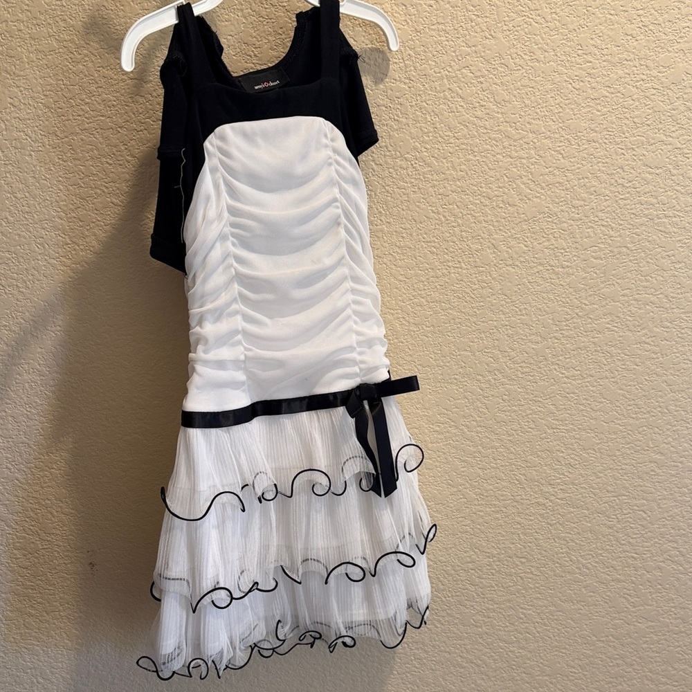 Amy's Closet Black and White Sleeveless Top